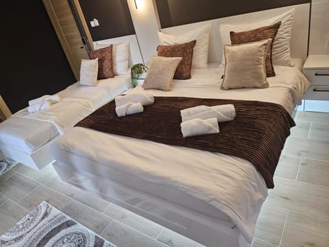 Bed, Photo of the whole room, Bedroom, towels