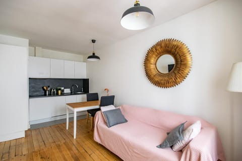 Kitchen or kitchenette, Living room, Seating area, Dining area