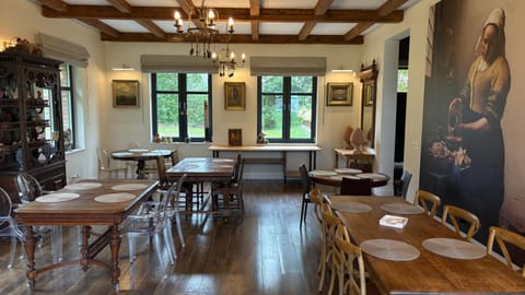Communal lounge/ TV room, Game Room, Living room, Banquet/Function facilities, Decorative detail, Seating area, Dining area