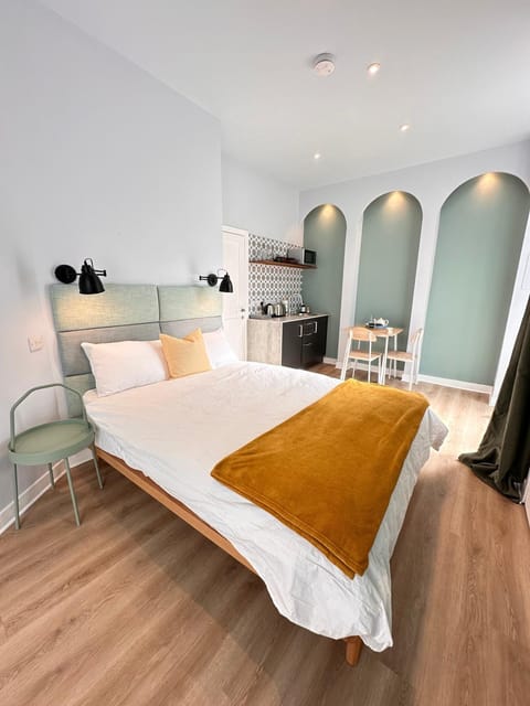 Bed, Kitchen or kitchenette, Photo of the whole room, Dining area