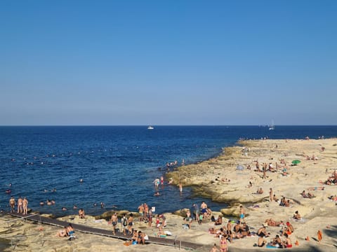 Sunshore N5 - Sea Views, Cozy Balcony, Steps from the Promenade Apartment in Sliema