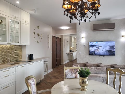 TV and multimedia, Kitchen or kitchenette, Living room, Seating area, Dining area, oven, air conditioner