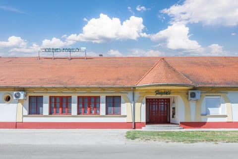 100 Éves Fogadó Bed and Breakfast in Szeged