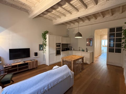 Communal lounge/ TV room, TV and multimedia, Kitchen or kitchenette, Living room, Seating area, Dining area, Evening entertainment