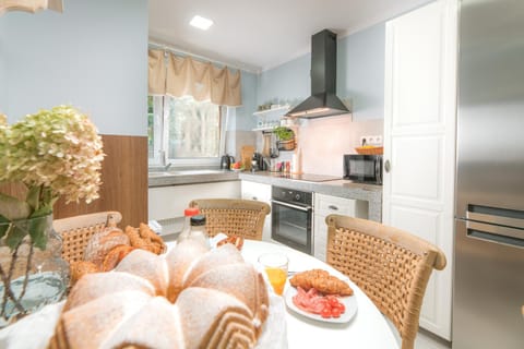 Kitchen or kitchenette, Seating area, Dining area, oven, stove