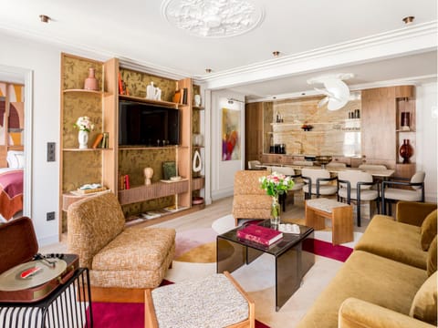 Facade/entrance, TV and multimedia, Kitchen or kitchenette, Living room, Dining area
