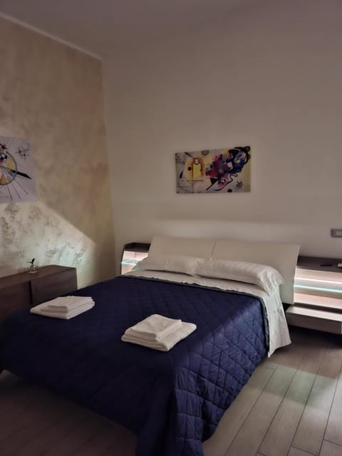 Bedroom, towels