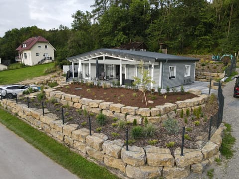 Property building, Day, Neighbourhood, Garden, Street view, Location, Parking