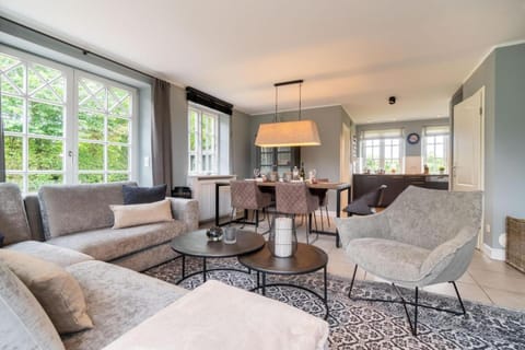 Living room, Seating area, Dining area