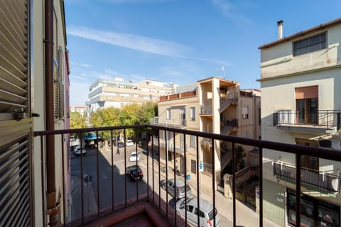 Property building, Day, Neighbourhood, View (from property/room), Balcony/Terrace, City view, Street view, Location, Parking