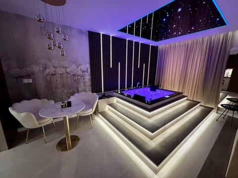 Hot Tub, Spa and wellness centre/facilities, Seating area, Dining area