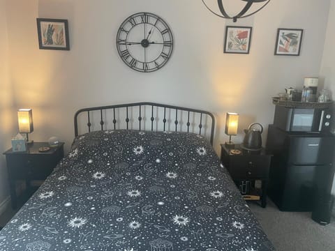 Cosy home from home with PRIVATE BATHROOM - FREE PARKING - Winner of a Traveller Award 2026 Vacation rental in Cardiff