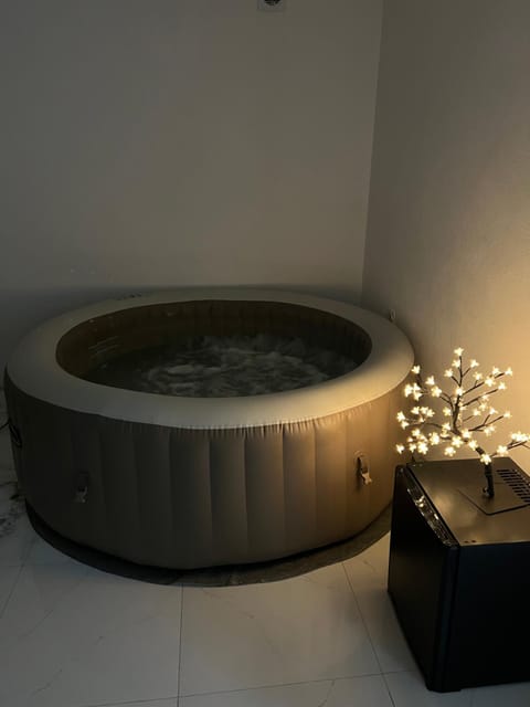 Hot Tub, Swimming pool