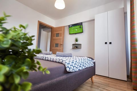 Bed, TV and multimedia, Bedroom