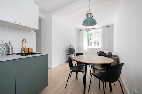 Kitchen or kitchenette, Living room, Seating area, Dining area