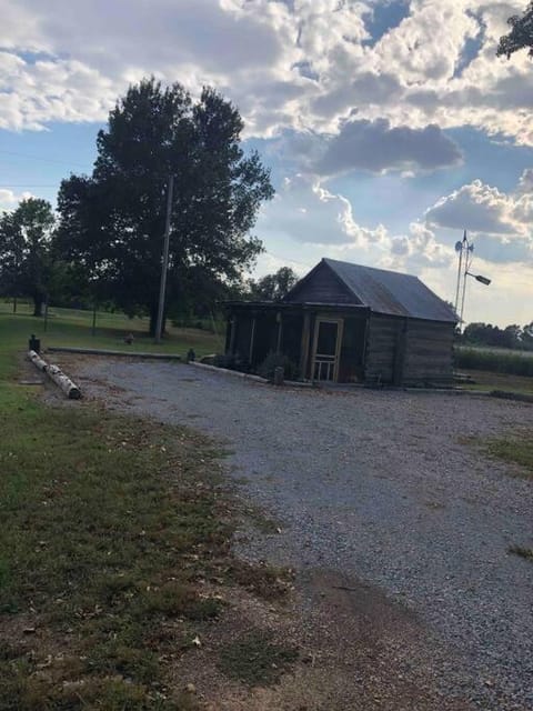 Sunset Log Cabin Cabin in Clarksdale