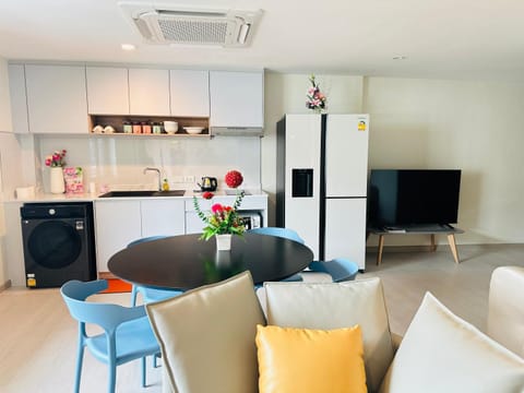 TV and multimedia, Kitchen or kitchenette, Living room, Dining area