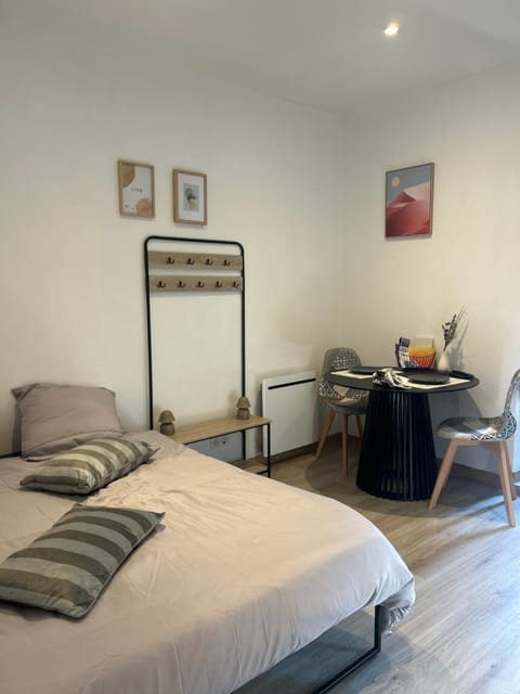 Bed, Photo of the whole room, Seating area, Dining area, Bedroom