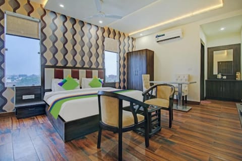 Bed, TV and multimedia, Living room, Seating area, Dining area, City view, Garden view, air conditioner
