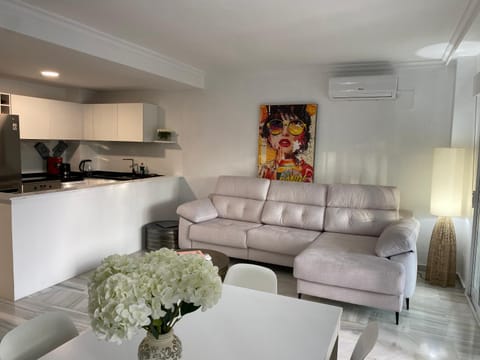 Kitchen or kitchenette, Living room, Seating area, Dining area, kitchen, air conditioner