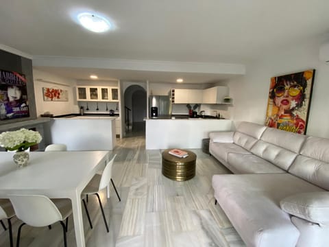 Kitchen or kitchenette, Living room, Seating area, Dining area, Food, fireplace, fireplace, kitchen