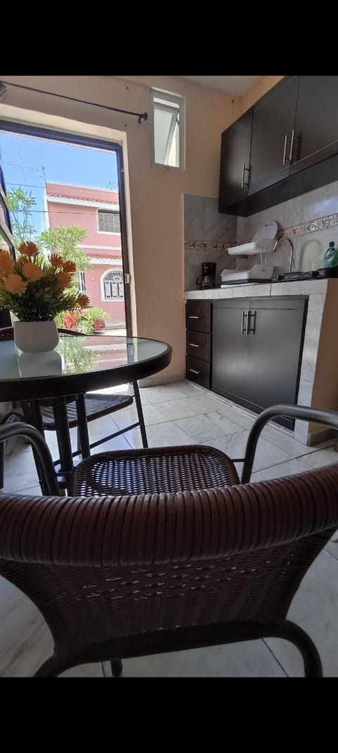 Kitchen or kitchenette, Living room, Seating area, Dining area