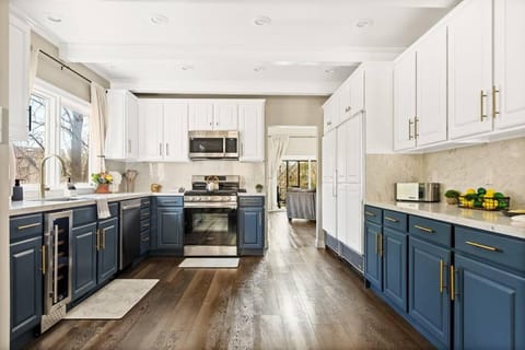 Oak Mountain Retreat, Hot Tub, & BBQ, Game Room! House in Lake Arrowhead