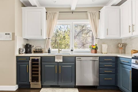 Oak Mountain Retreat, Hot Tub, & BBQ, Game Room! House in Lake Arrowhead