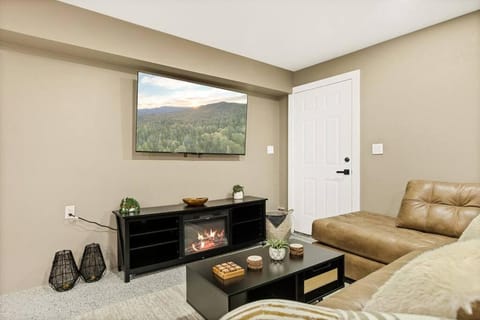 Oak Mountain Retreat, Hot Tub, & BBQ, Game Room! House in Lake Arrowhead