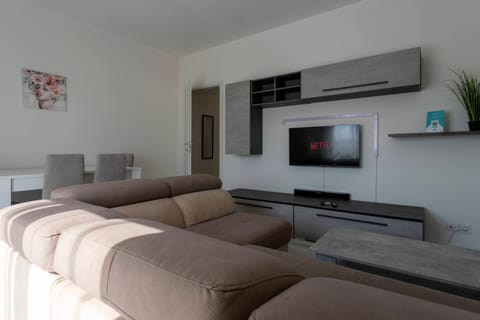 Communal lounge/ TV room, TV and multimedia, Living room, Seating area, Evening entertainment