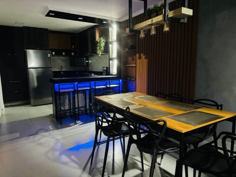 Kitchen or kitchenette, Dining area, minibar, stove