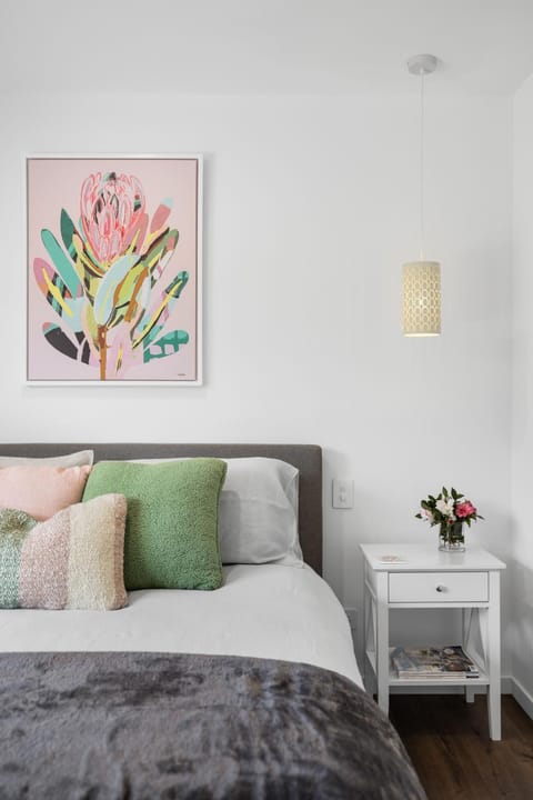 Bed, Photo of the whole room, Decorative detail, Bedroom