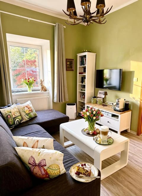 Communal lounge/ TV room, TV and multimedia, Living room, Seating area, Dining area, Evening entertainment