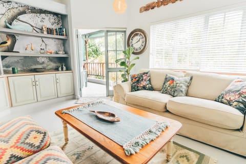 TV and multimedia, Living room, Seating area, Evening entertainment