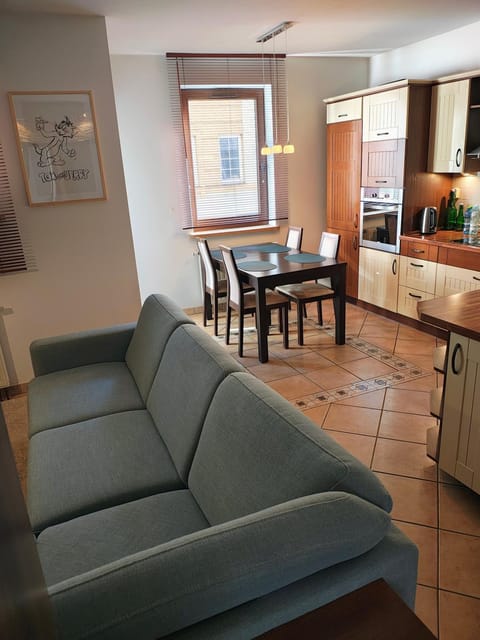 Kitchen or kitchenette, Living room, Seating area, Dining area