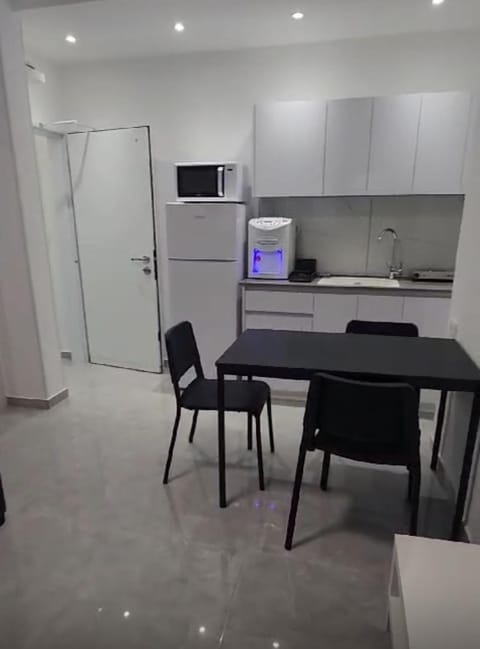 Kitchen or kitchenette, minibar