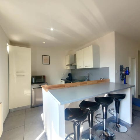 Kitchen or kitchenette, Dining area, dishwasher, oven, stove