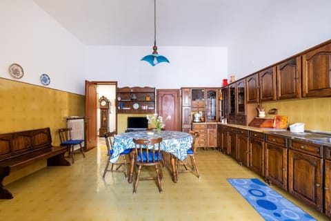 Property building, Kitchen or kitchenette, Living room