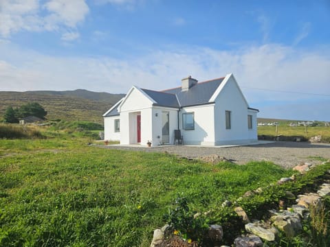 Property building, Spring, Day, Neighbourhood, Natural landscape, Landmark view, Mountain view