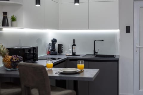 Coffee/tea facilities, Kitchen or kitchenette, Food and drinks, Dining area, Food, Drinks