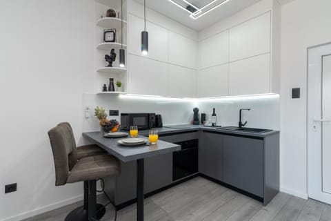 Coffee/tea facilities, Kitchen or kitchenette, Seating area, Dining area