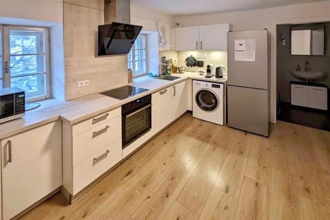 Coffee/tea facilities, Kitchen or kitchenette, dishwasher, oven, stove, toaster, washing machine