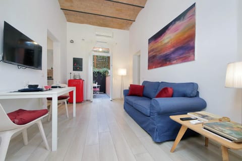 Communal lounge/ TV room, TV and multimedia, Living room, Seating area, Dining area