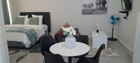 Sunningdale White House Accomodations Apartment in Cape Town