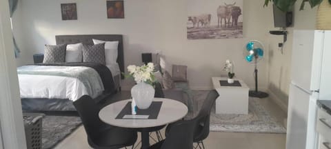 Sunningdale White House Accomodations Apartment in Cape Town