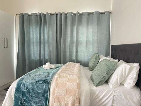 Sunningdale White House Accomodations Apartment in Cape Town