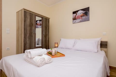 Bed, Bedroom, towels