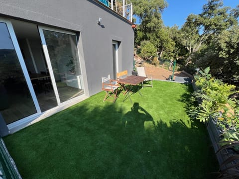 Appartement Valcros - Jardin Vue Mer Apartment in La Londe-les-Maures