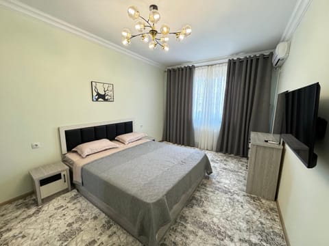 Bed, TV and multimedia, Bedroom