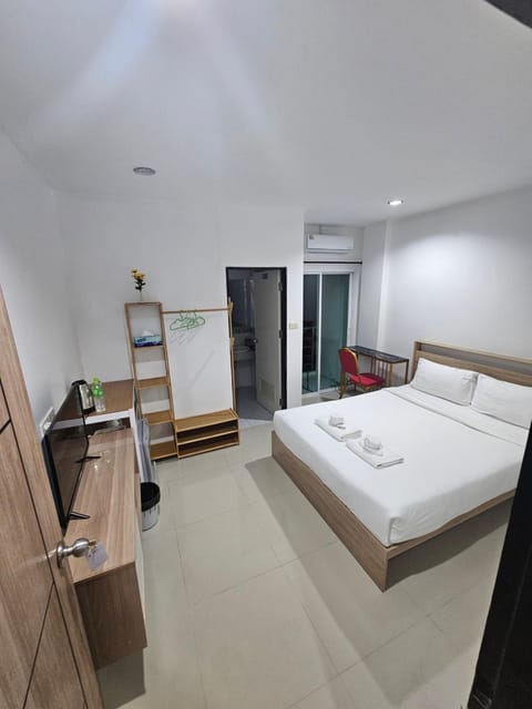 Bed, TV and multimedia, Photo of the whole room, Bedroom, towels, wardrobe